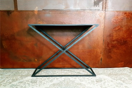 Console métal brut style industriel pour une décoration vintage pour loft