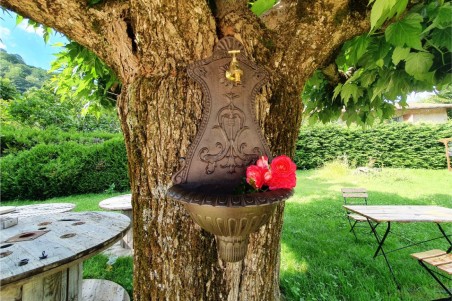 Fontaine Bucolique en fonte pour le jardin, fixation murale avec robinet laiton extérieur déco shabby chic design vintage