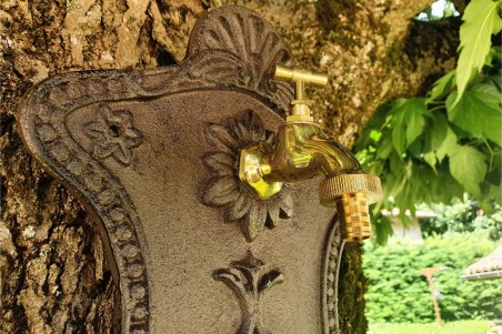 Fontaine Bucolique en fonte pour le jardin, fixation murale avec robinet laiton extérieur déco shabby chic design vintage