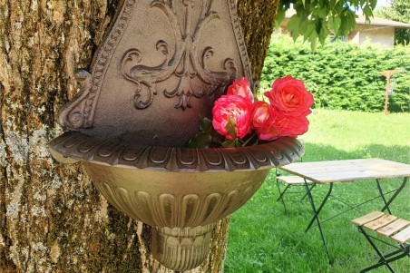 Fontaine Bucolique en fonte pour le jardin, fixation murale avec robinet laiton extérieur déco shabby chic design vintage