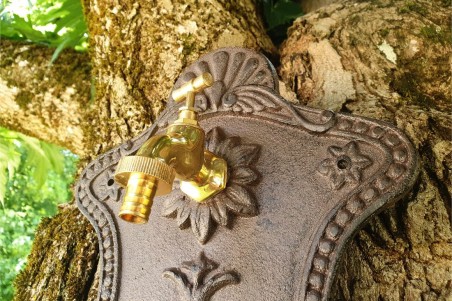 Fontaine Bucolique en fonte pour le jardin, fixation murale avec robinet laiton extérieur déco shabby chic design vintage