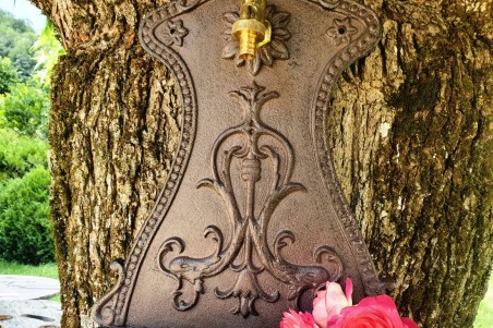 Fontaine Bucolique en fonte pour le jardin, fixation murale avec robinet laiton extérieur déco shabby chic design vintage