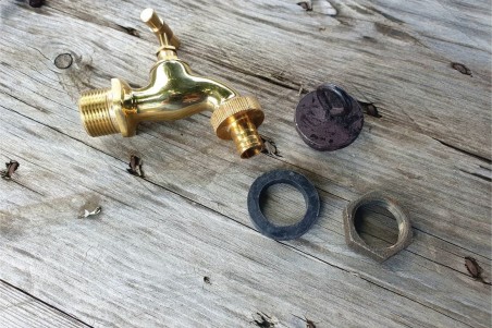 Fontaine Bucolique en fonte pour le jardin, fixation murale avec robinet laiton extérieur déco shabby chic design vintage