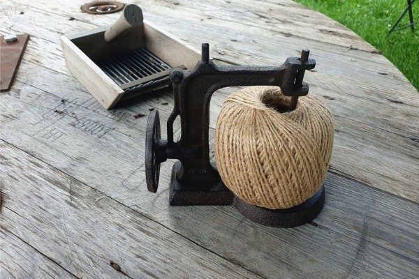 Porte-bobine en fonte - forme machine à coudre - déco de jardin - ficelle toujours à disposition pour les fleurs 2