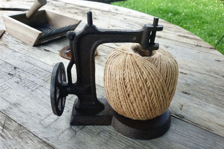 Porte-bobine en fonte - forme machine à coudre - déco de jardin - ficelle toujours à disposition pour les fleurs