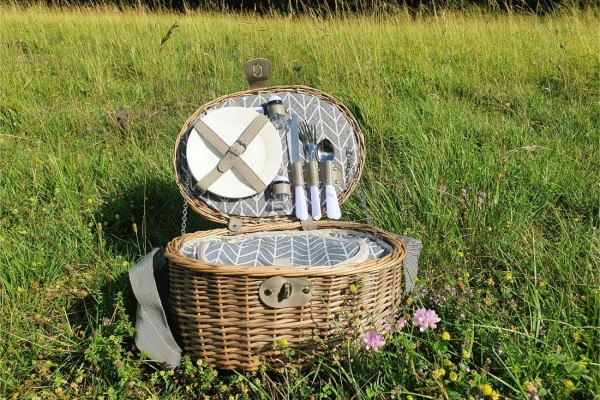 Panier de pique nique avec nappe complet pour 2 personnes décoration jardin idée cadeau été 2