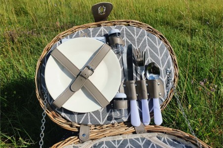 Panier de pique nique avec nappe complet pour 2 personnes décoration jardin idée cadeau été