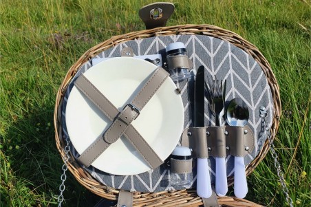 Panier de pique nique avec nappe complet pour 2 personnes décoration jardin idée cadeau été