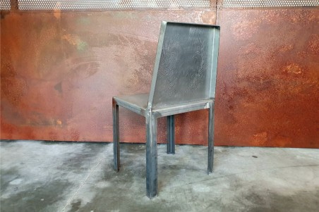 chaise en acier brut vernis avec couronne d'olivier industrielle brut bar restaurant loft