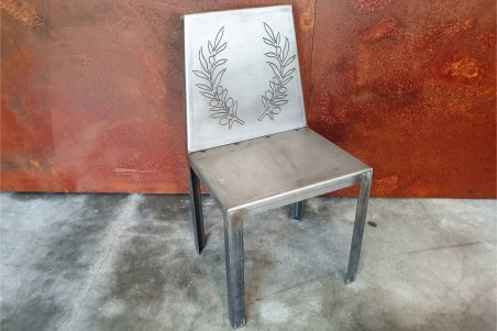 chaise en acier brut vernis avec couronne d'olivier industrielle brut bar restaurant loft