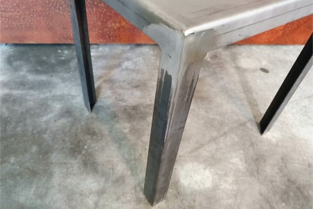 chaise en acier brut vernis avec couronne d'olivier industrielle brut bar restaurant loft