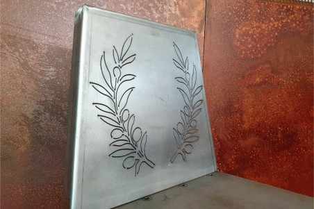 chaise en acier brut vernis avec couronne d'olivier industrielle brut bar restaurant loft