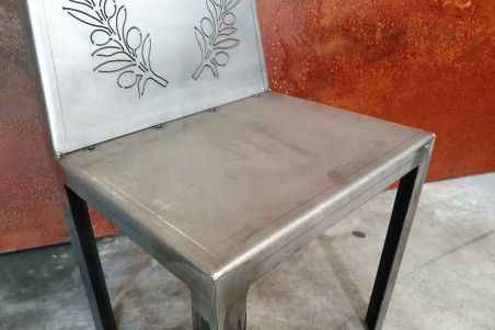 chaise en acier brut vernis avec couronne d'olivier industrielle brut bar restaurant loft