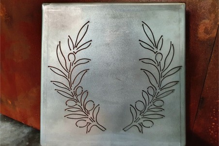 chaise en acier brut vernis avec couronne d'olivier industrielle brut bar restaurant loft