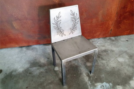 chaise en acier brut vernis avec couronne d'olivier industrielle brut bar restaurant loft