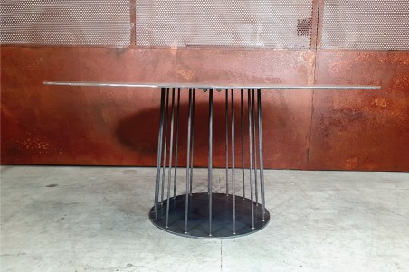 table ovale d'extérieur pour le jardin avec pieds central permettant une décoration florale ou autres