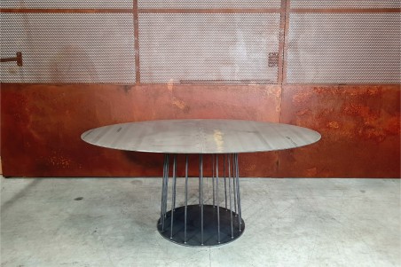 table ovale d'extérieur pour le jardin avec pieds central permettant une décoration florale ou autres