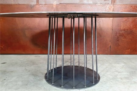 table ovale d'extérieur pour le jardin avec pieds central permettant une décoration florale ou autres