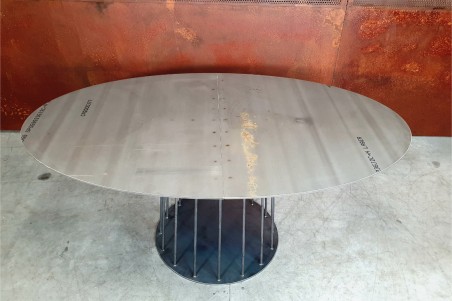 table ovale d'extérieur pour le jardin avec pieds central permettant une décoration florale ou autres