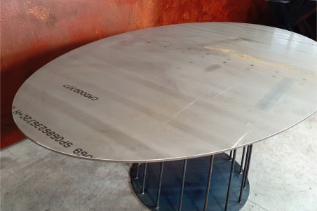 table ovale d'extérieur pour le jardin avec pieds central permettant une décoration florale ou autres