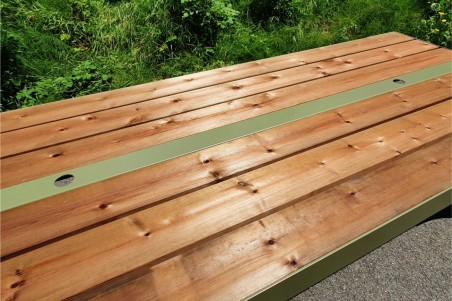 table de jardin extérieur, vert olive, bois, roulettes, trou pour parasol, design industriel,