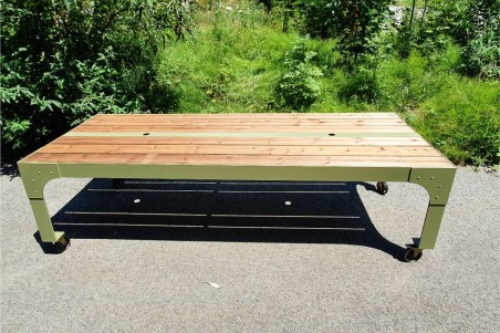 table de jardin extérieur, vert olive, bois, roulettes, trou pour parasol, design industriel,