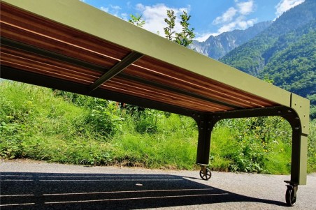 table de jardin extérieur, vert olive, bois, roulettes, trou pour parasol, design industriel,