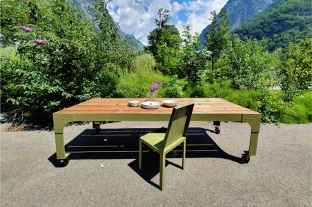 table de jardin extérieur, vert olive, bois, roulettes, trou pour parasol, design industriel,