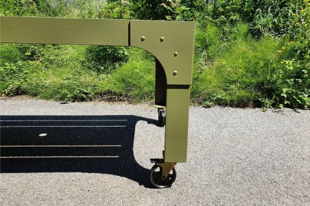 table de jardin extérieur, vert olive, bois, roulettes, trou pour parasol, design industriel,