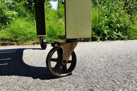 table de jardin extérieur, vert olive, bois, roulettes, trou pour parasol, design industriel,