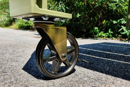 table de jardin extérieur, vert olive, bois, roulettes, trou pour parasol, design industriel,