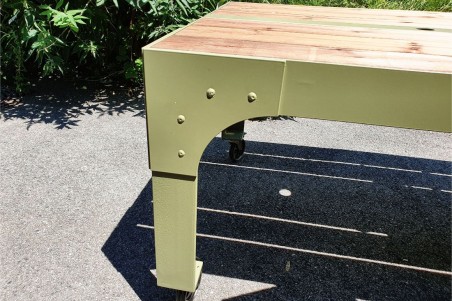 table de jardin extérieur, vert olive, bois, roulettes, trou pour parasol, design industriel,