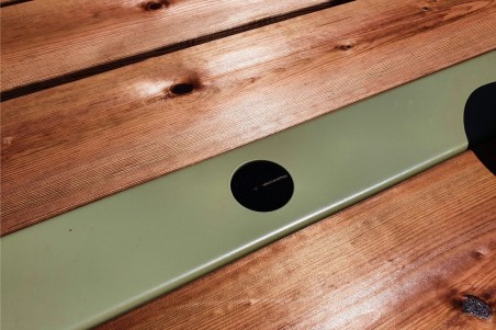 table de jardin extérieur, vert olive, bois, roulettes, trou pour parasol, design industriel,