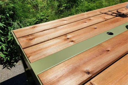 table de jardin extérieur, vert olive, bois, roulettes, trou pour parasol, design industriel,