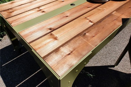 table de jardin extérieur, vert olive, bois, roulettes, trou pour parasol, design industriel,