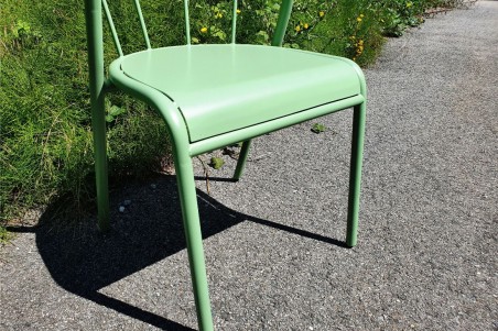 chaise vert sauge, arrondi, barreau, loft, deco vintage