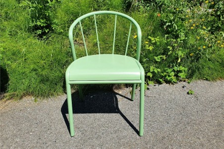 chaise vert sauge, arrondi, barreau, loft, deco vintage