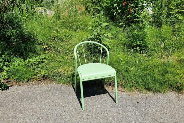 chaise vert sauge, arrondi, barreau, loft, deco vintage