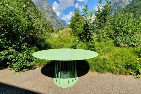 table ovale d'extérieur pour le jardin avec pieds central permettant une décoration florale ou autres