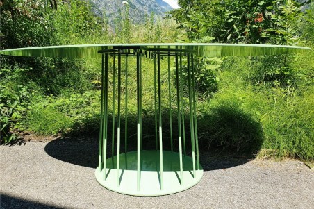 table ovale d'extérieur pour le jardin avec pieds central permettant une décoration florale ou autres