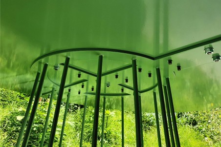 table ovale d'extérieur pour le jardin avec pieds central permettant une décoration florale ou autres