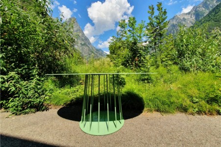 table ovale d'extérieur pour le jardin avec pieds central permettant une décoration florale ou autres