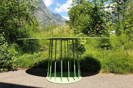 table ovale d'extérieur pour le jardin avec pieds central permettant une décoration florale ou autres