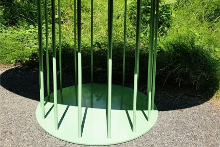 table ovale d'extérieur pour le jardin avec pieds central permettant une décoration florale ou autres