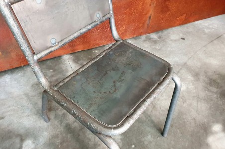 chaise métal acier brut vernis ou thermolaqué, déco écolier, design industriel, style vintage
