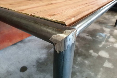 table métal acier brut vernis ou thermolaqué et bois, déco écolier, design industriel, style vintage, loft, bar, restaurant