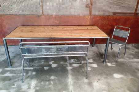 table métal acier brut vernis ou thermolaqué et bois, déco écolier, design industriel, style vintage, loft, bar, restaurant