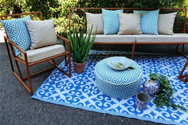 pouf extérieur gonflable rond, tissu déparlant, couleur bleu, forme géométrique