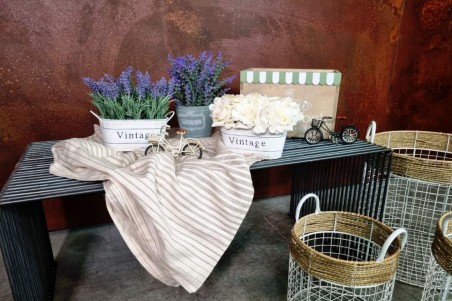 pot de fleurs style jardinière vieilli roses blanches pot vintage floral blanc