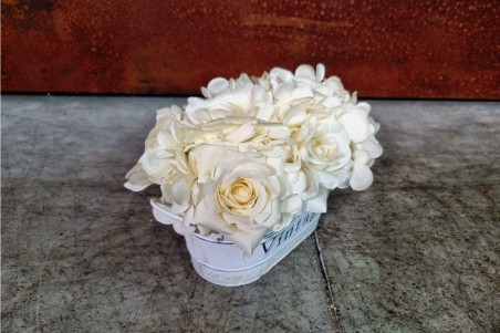 pot de fleurs style jardinière vieilli roses blanches pot vintage floral blanc